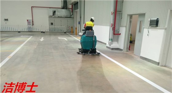 駕駛式電動(dòng)洗地機