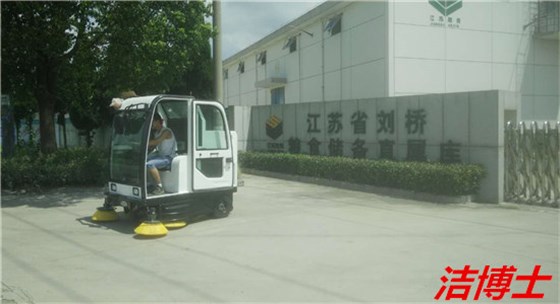 駕駛掃地車(chē)