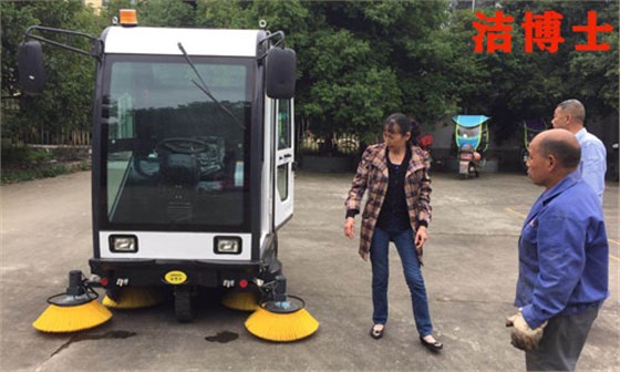 潔博士電動(dòng)駕駛掃地機
