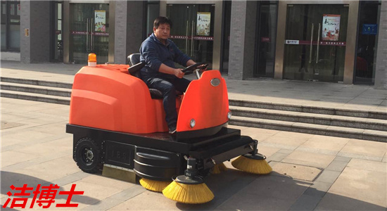 電動(dòng)清掃車(chē)的