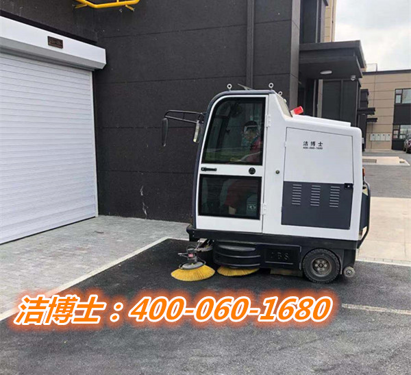 潔博士駕駛掃地車(chē)客戶(hù)案例-山西國裕物業(yè)服務(wù)有限公司